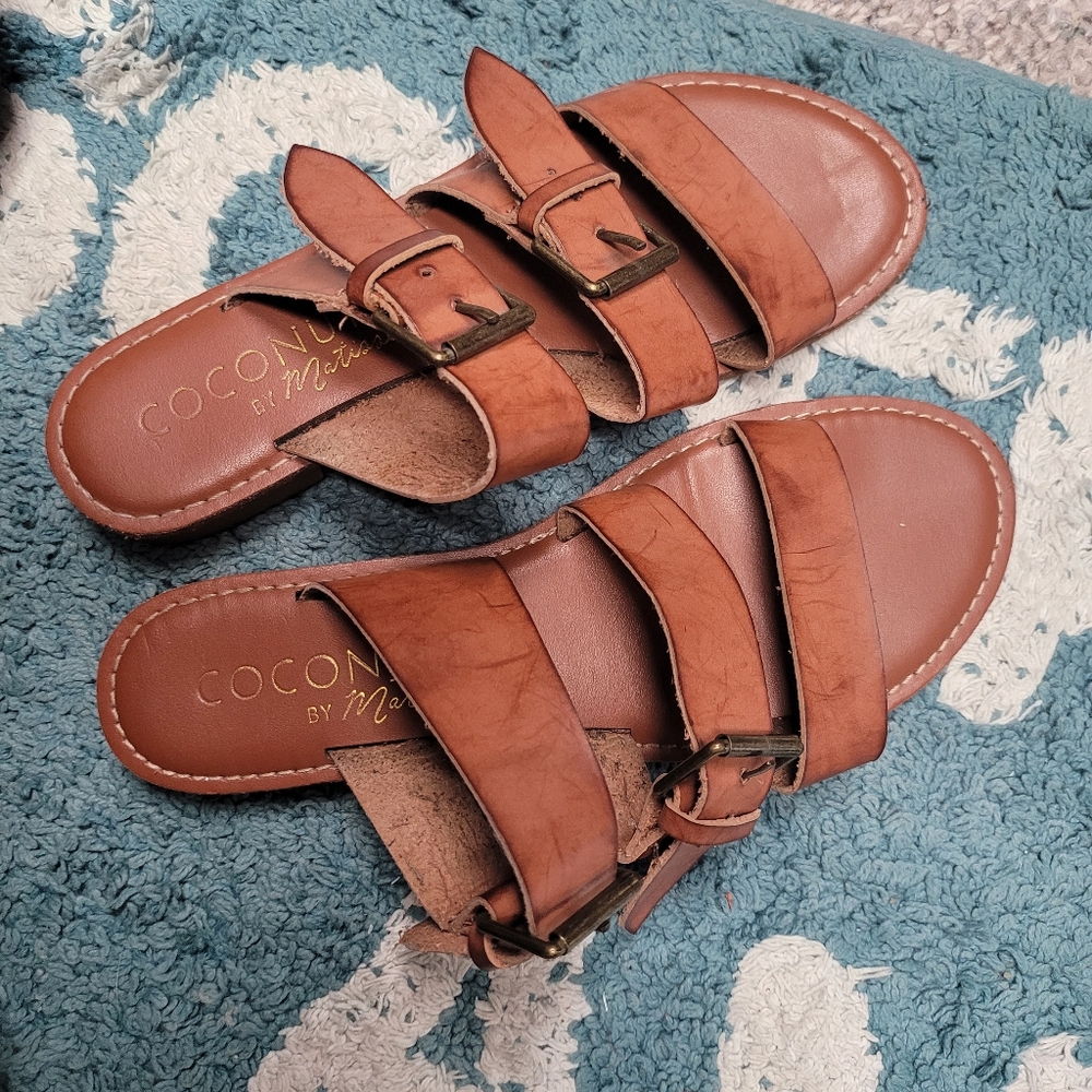 COCONUTS Tan 3 Strap Slides Size 7